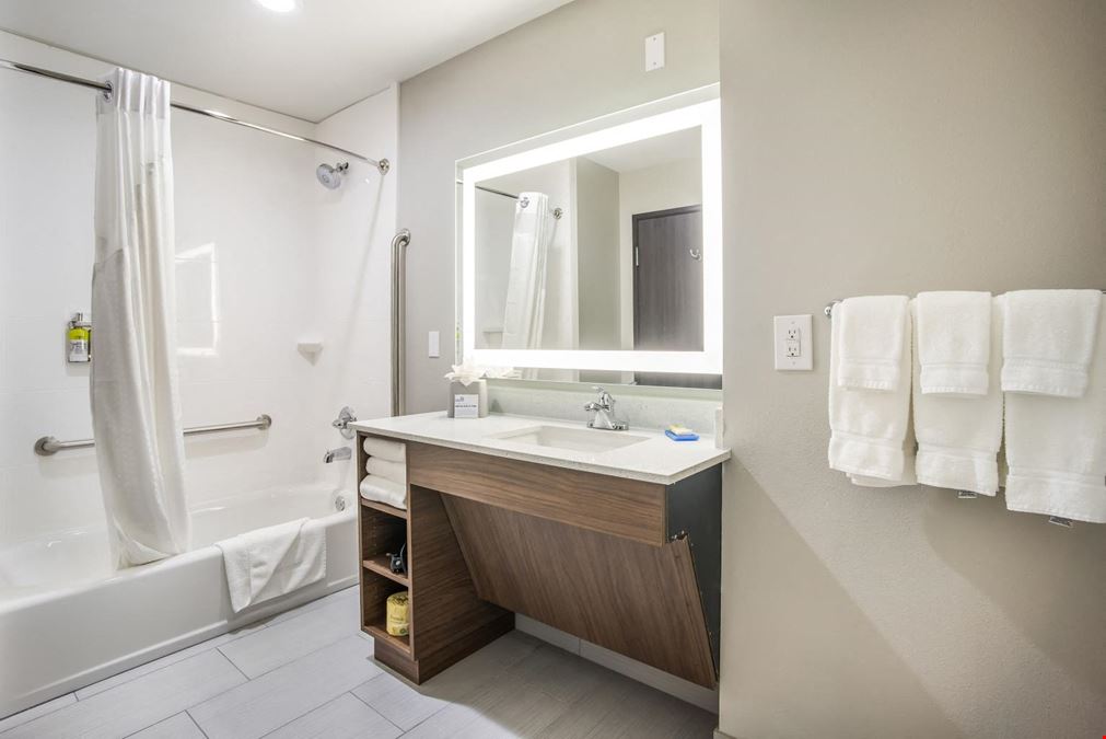 Holiday Inn Express & Suites Tulsa East-Catoosa