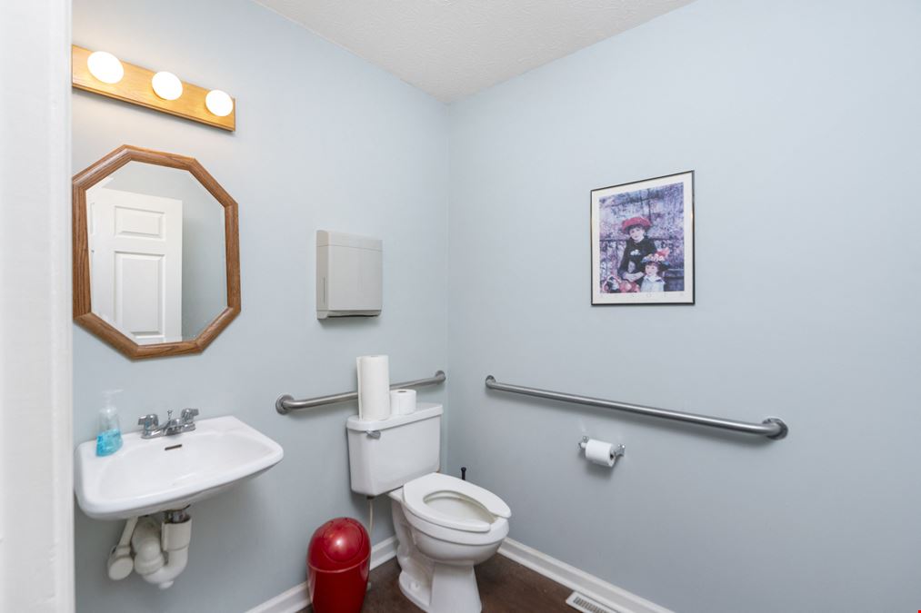 NICE OFFICE SUITE AVAILABLE IN HIGH TRAFFIC LOCATION