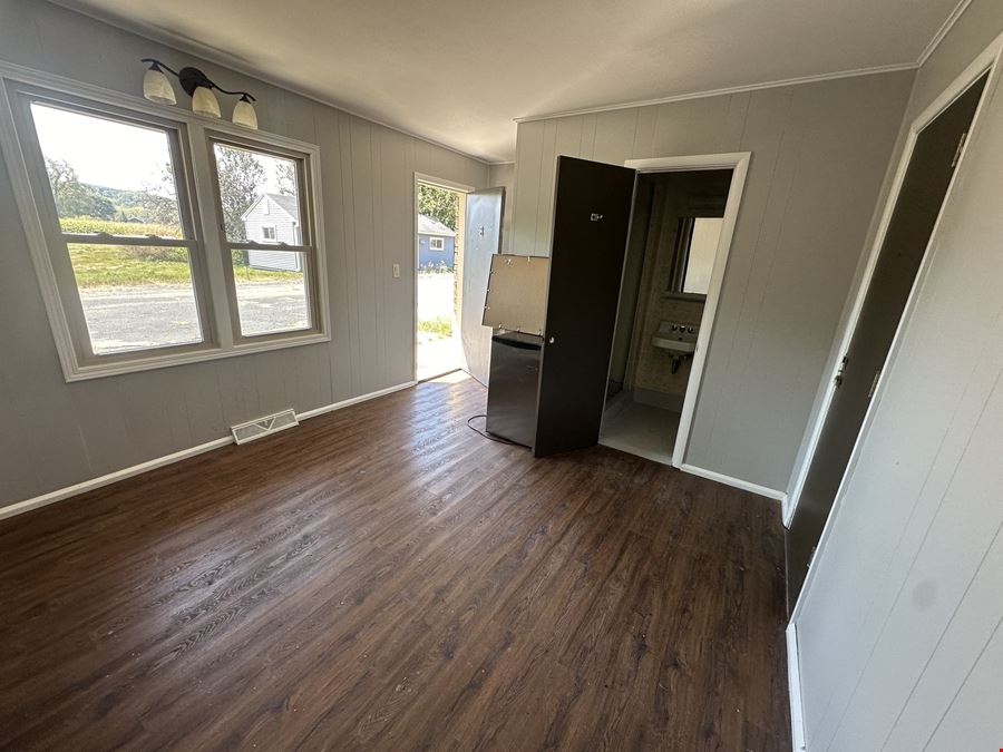 Motel & Single Family Home in Mazomanie