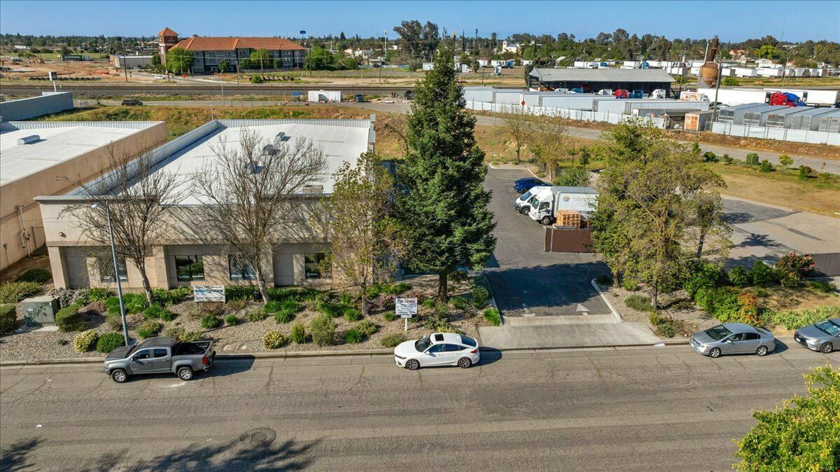 Move-In Ready Office/Warehouse in NW Fresno