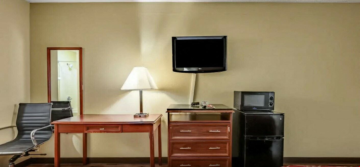 Econo Lodge Hotel 50 Rooms in Athens AL