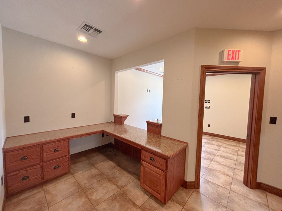 FOR LEASE: 1,301 SF EXECUTIVE OFFICE CONDO