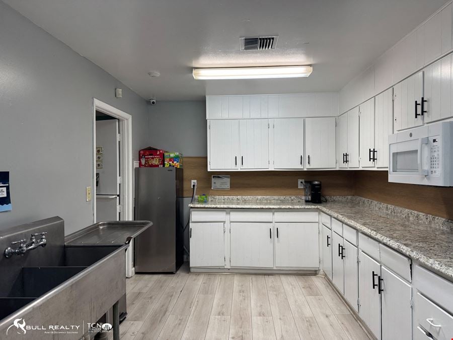 ±4,655 SF Occupied Commercial Building