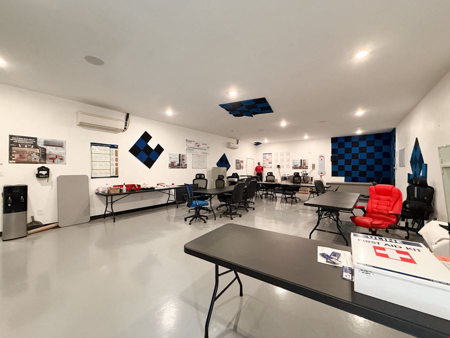 Retail Showroom / Warehouse with I-10 Visibility