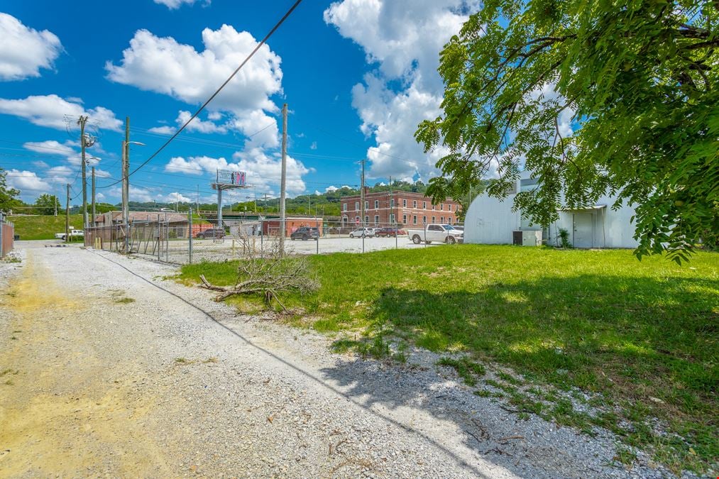 Office/Retail Next to McCallie School 2,692 SF