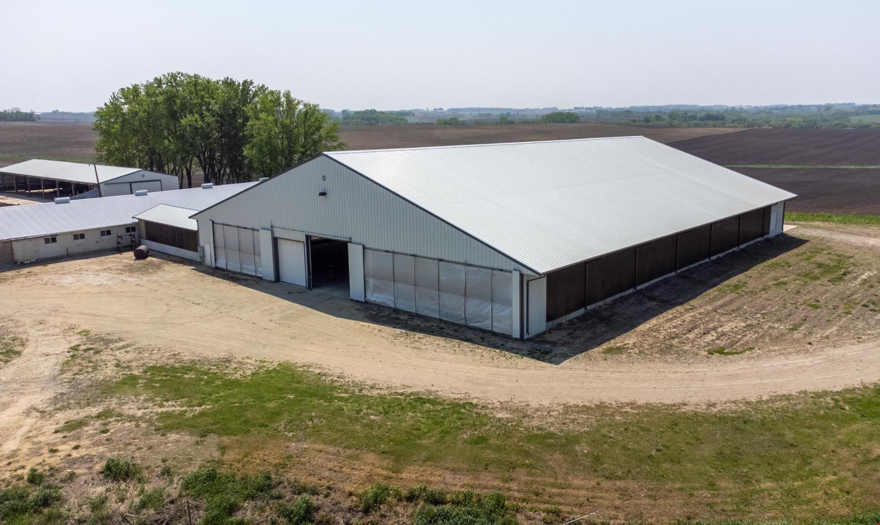 Large Industrial Warehouse with Flexible Layout & High-Capacity Doors