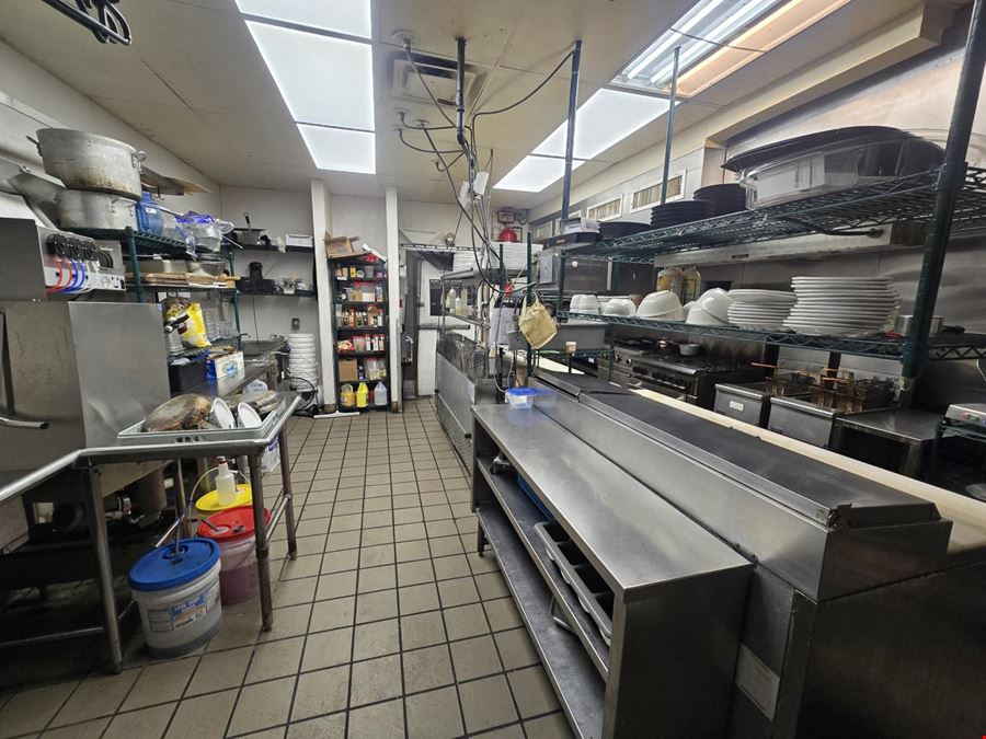 Fully functional Lincoln restaurant with liquor license & real estate