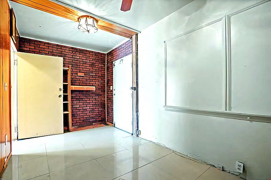 1108 E 84th Place