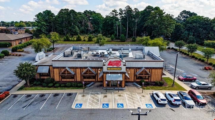 ±8,442-SF Restaurant Building Located on ±4.42 Acres