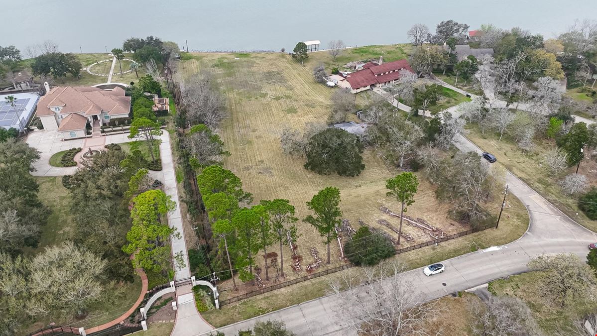 205 Lakeshore Dr, Seabrook, TX 77586