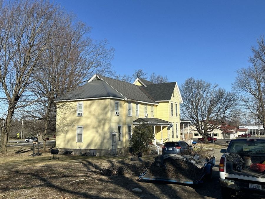 435 East Main Rd - 4,024+/- Rental Home on 2.5+/- Acres Vacant Land