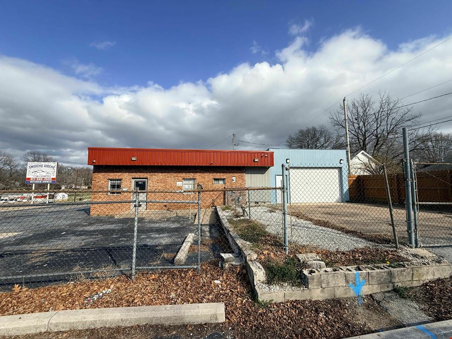 3,167 SF Retail / Warehouse Free Standing Building For Lease
