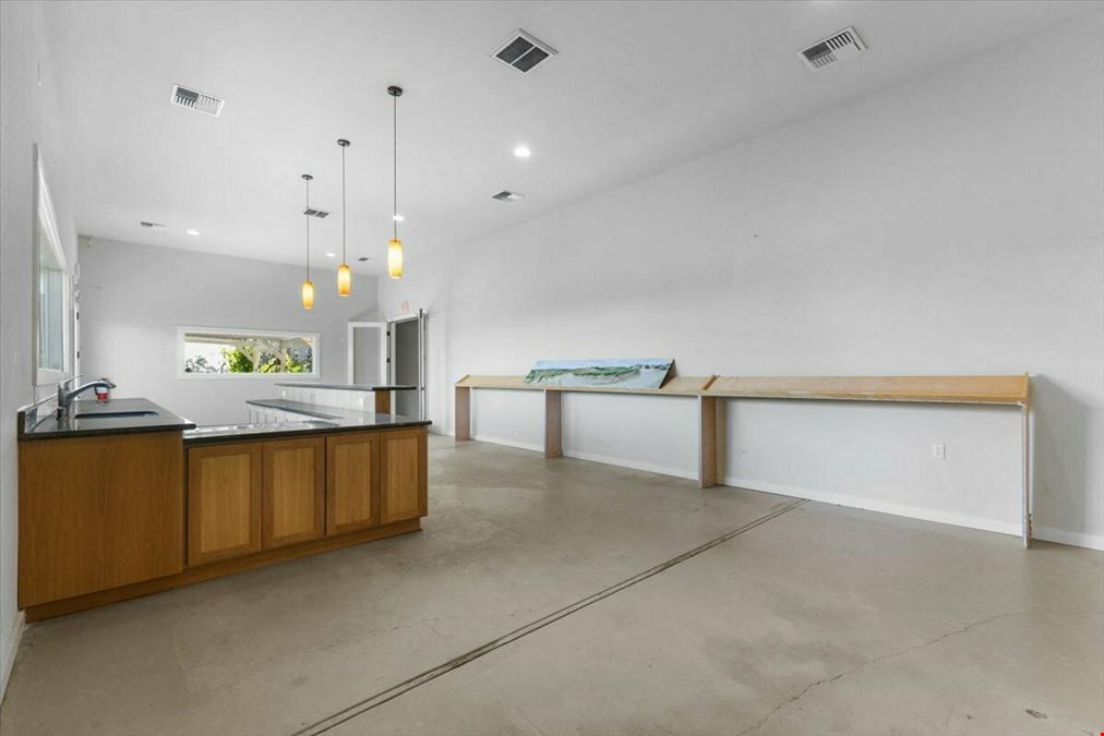 Knoll-Top Vineyard Estate with Tasting Room