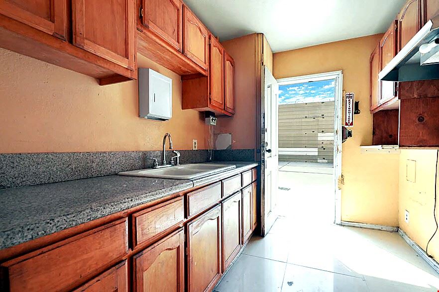 1108 E 84th Place
