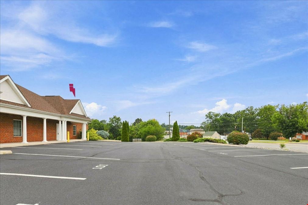 END-CAP OFFICE SUITE IN THE HEART OF FISHERSVILLE | MOVE-IN READY