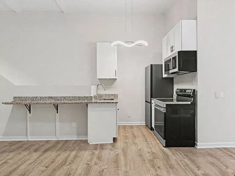 117 W Saratoga