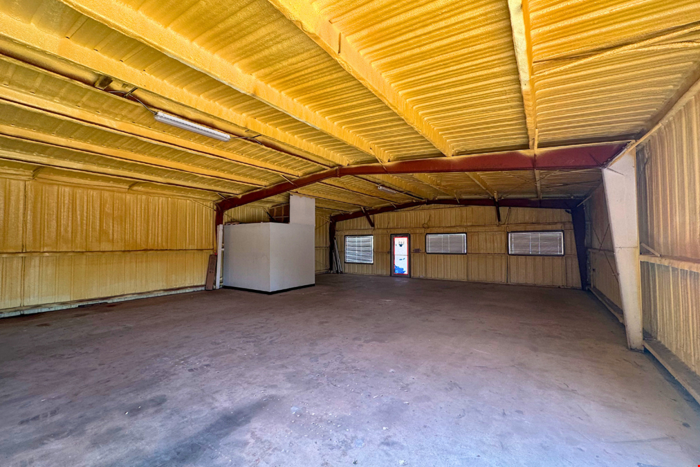 4,000 SF WAREHOUSE OFF I-35 W