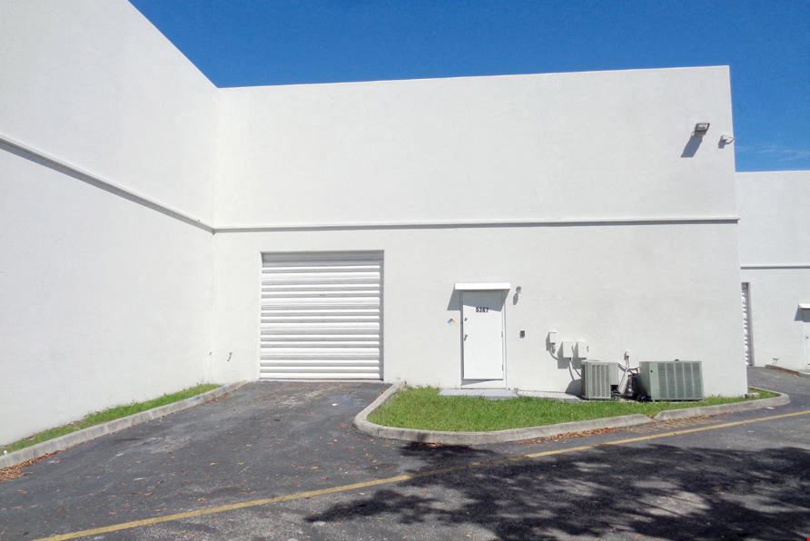 3,198 SQFT Office/warehouse drive-in door