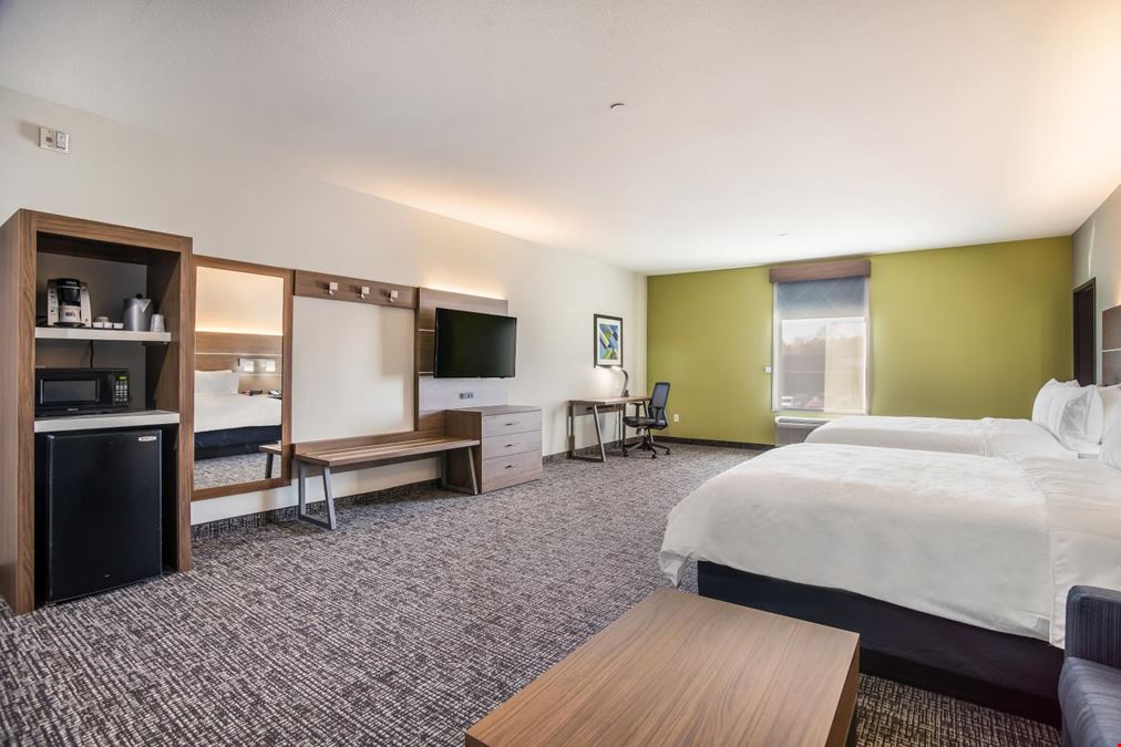 Holiday Inn Express & Suites Tulsa East-Catoosa