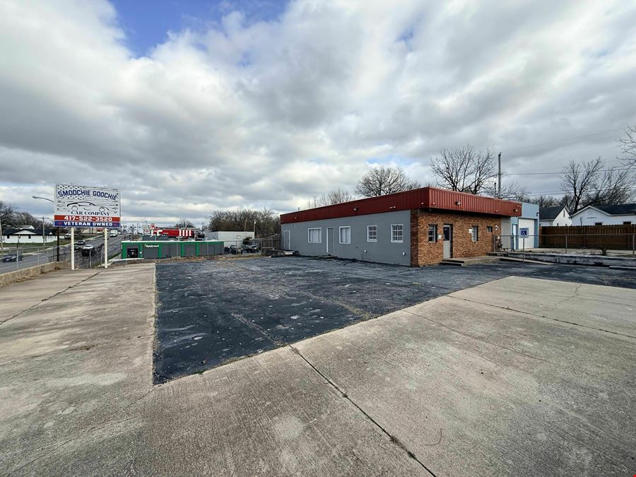 3,167 SF Retail / Warehouse Free Standing Building For Lease