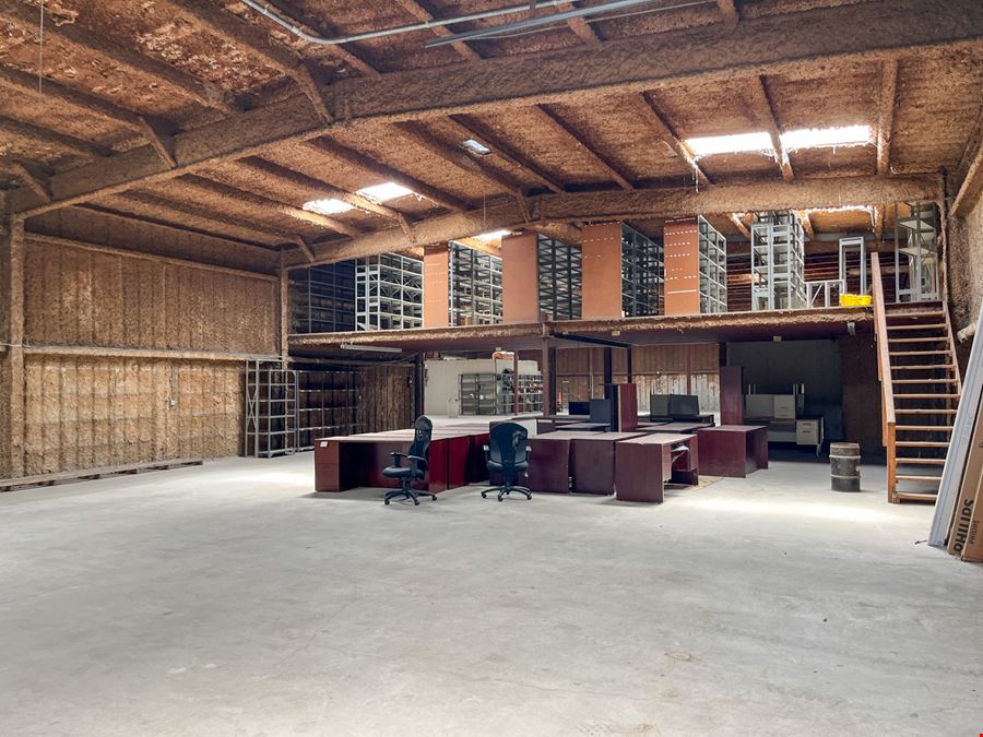 Flexible Showroom / Warehouse Property ±9 Min from Hwy 90