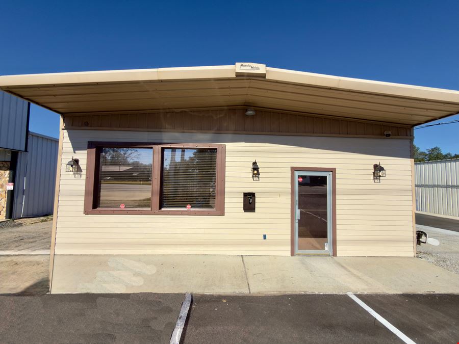 Free-Standing Building for Lease – Retail or Professional Use