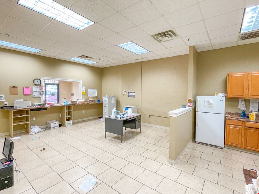 3 Retail Suites Available in Airline Hwy Strip Center