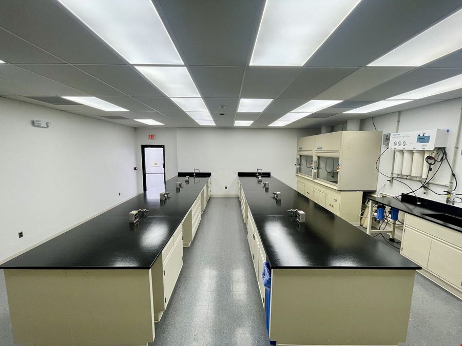 ±2,800 SF Turnkey Laboratory