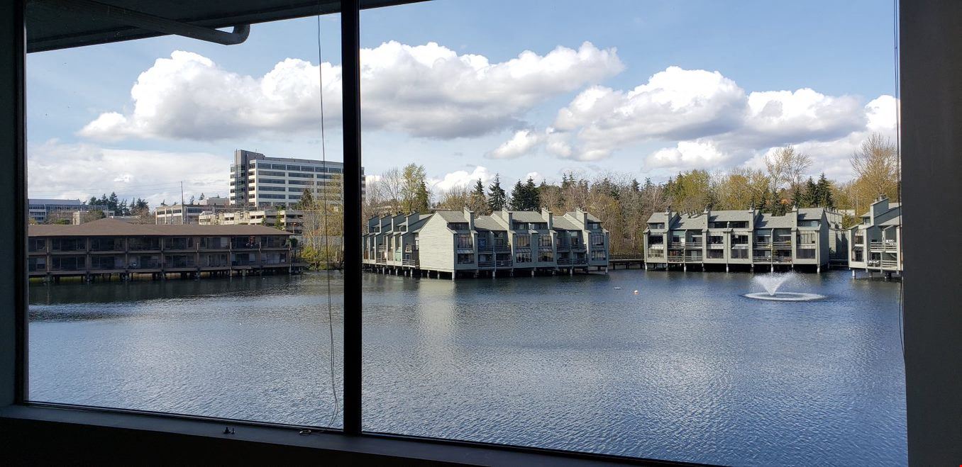 40 Lake Bellevue Office Building