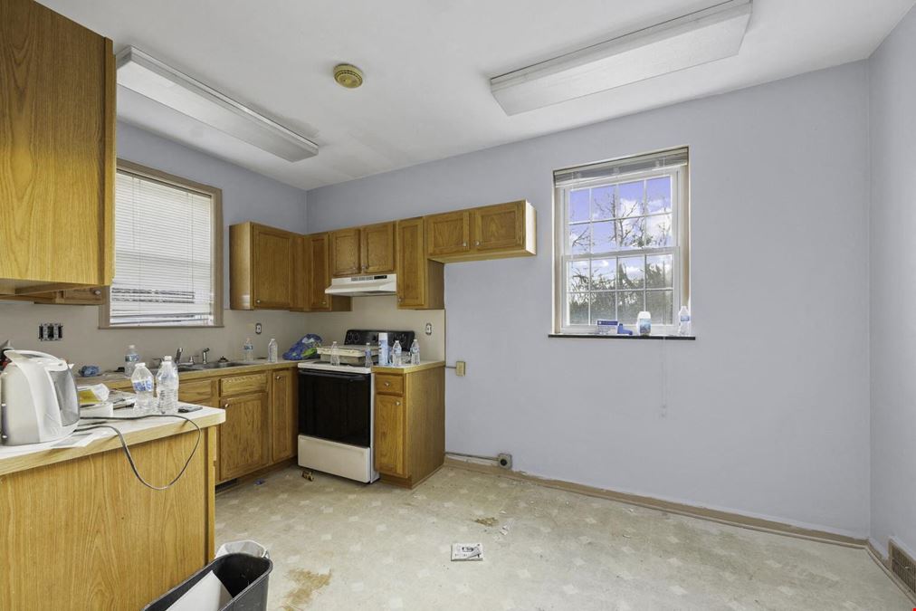 16625 W Grand River Ave