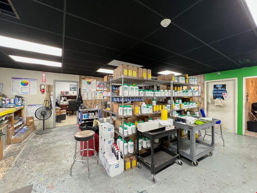 ±3,719 SF Retail / Warehouse Near Veterans Memorial Blvd