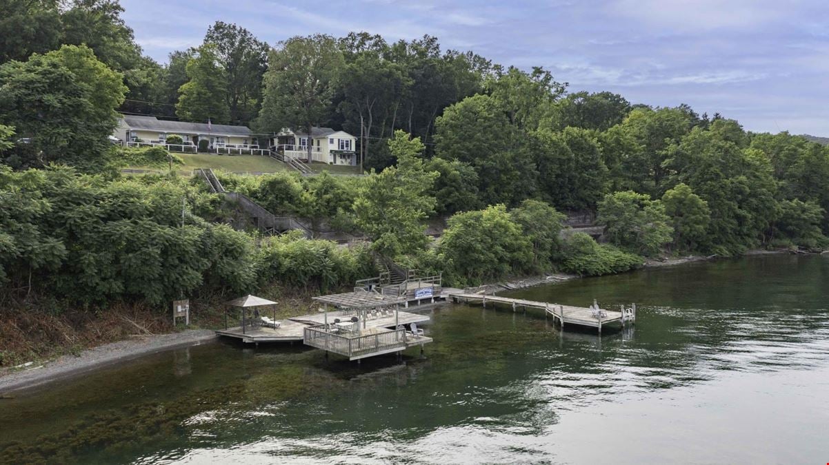 Admiral Peabody's  Lakeside Lodging