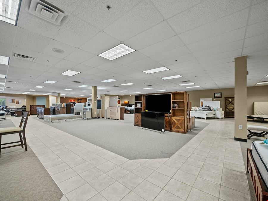 17,835 sqft Retail Showroom Space