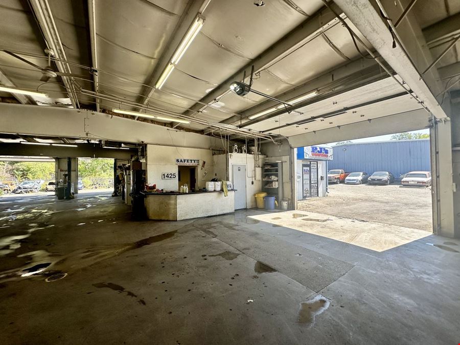 Industrial Zoned Warehouse in City of Lansing For Sale