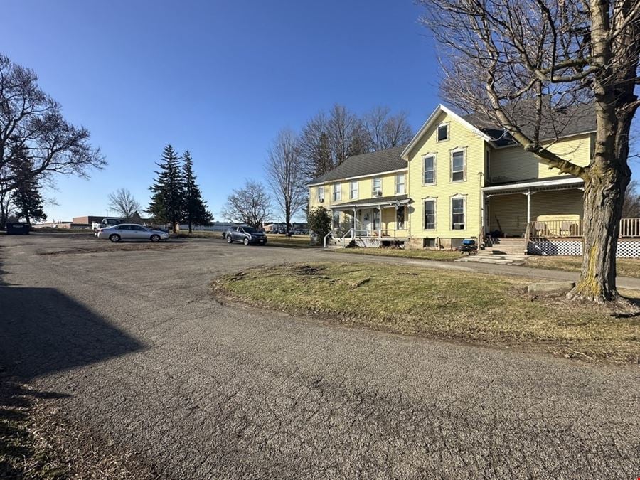 435 East Main Rd - 4,024+/- Rental Home on 2.5+/- Acres Vacant Land