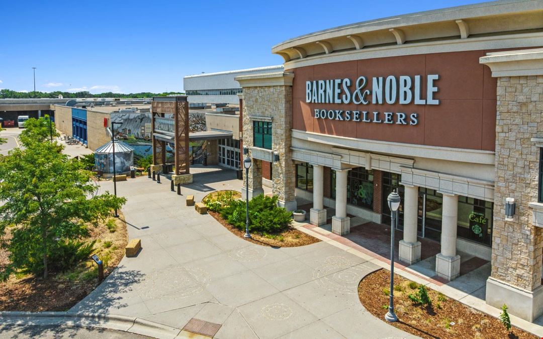 $4.5M NOI I 96% Occupied Power Center I Maplewood Mall