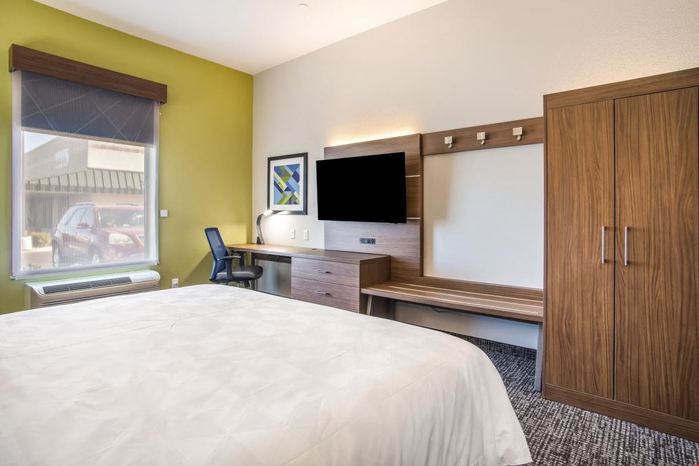 Holiday Inn Express & Suites Tulsa East-Catoosa