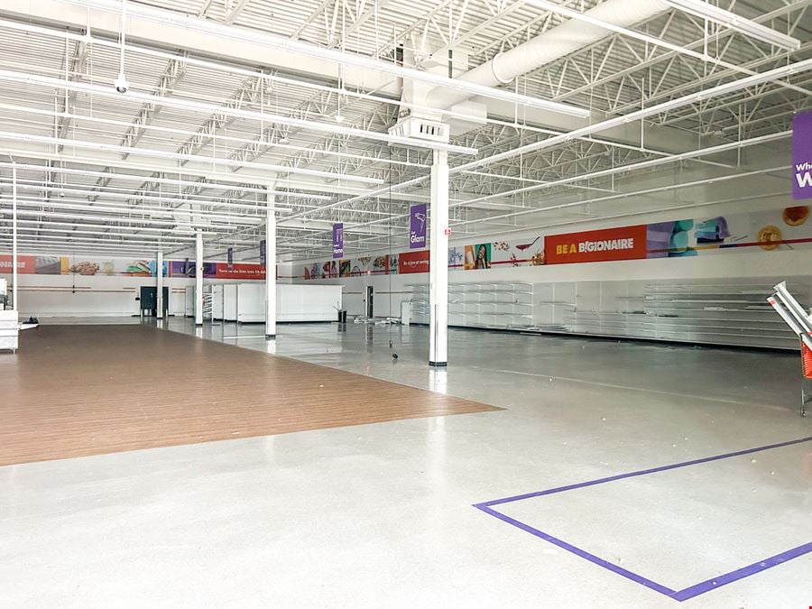 Oak Park Shopping Center: Highly-Visible Retail Suites for Lease