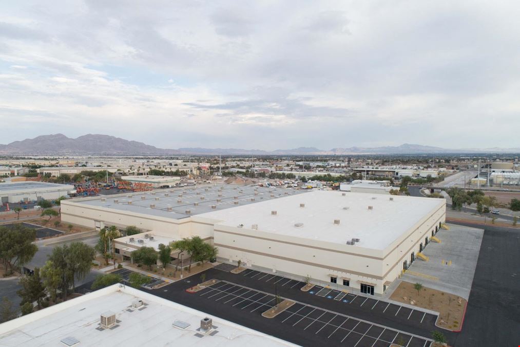 225,937 SF building w/ fenced yard area