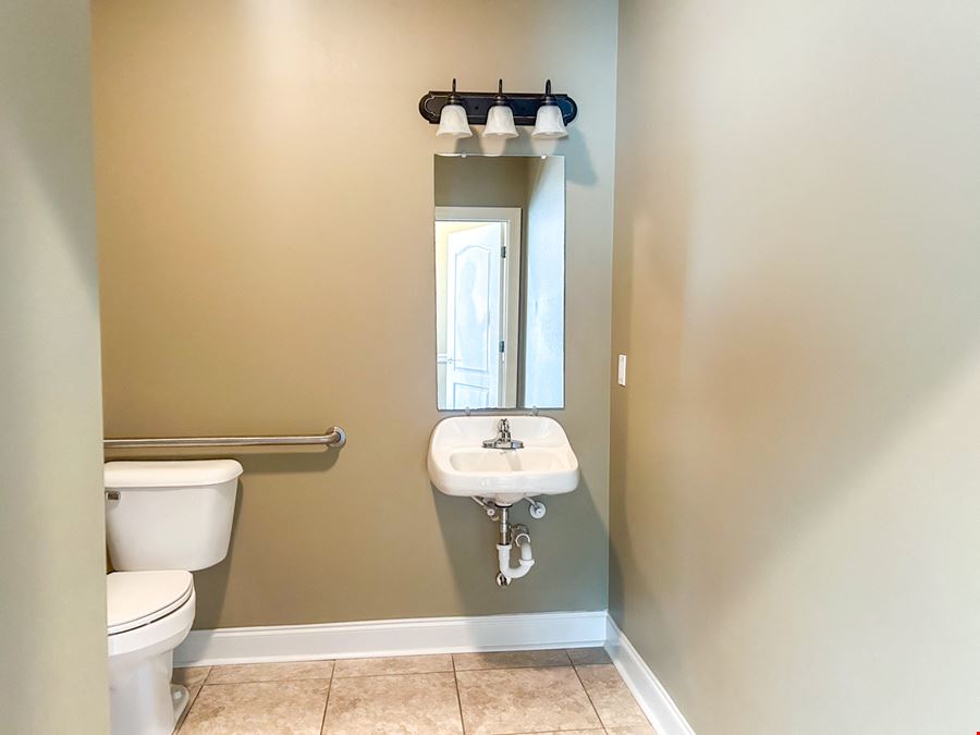Sherwood Commons Office Center: Move-In Ready Suite for Lease