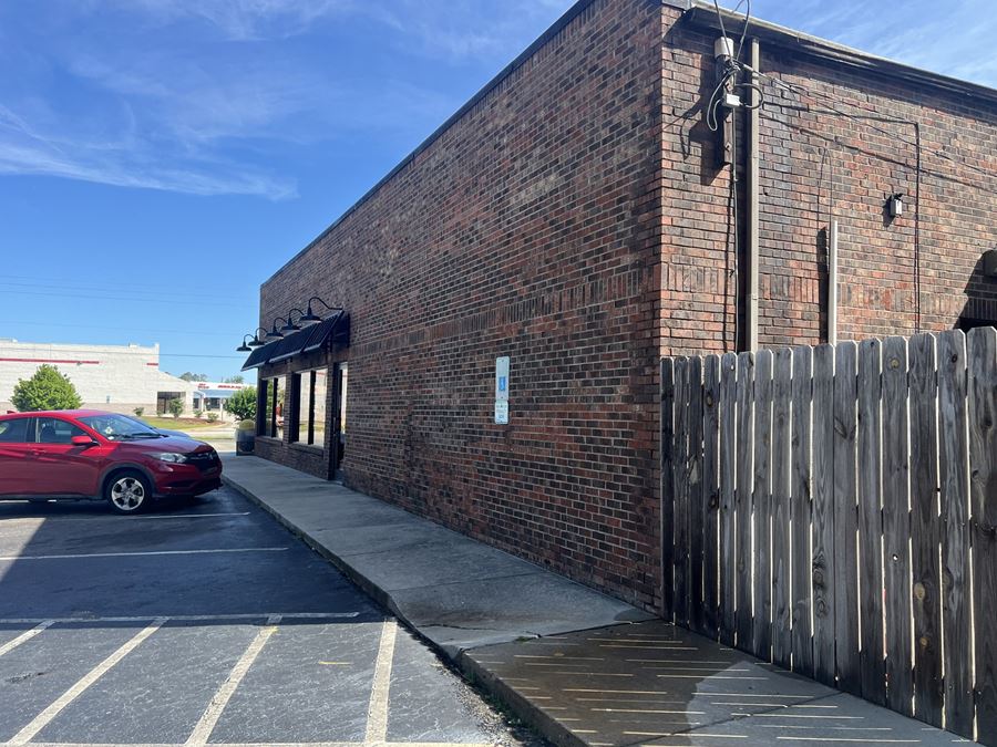 Freestanding QSR with Drive-Thru