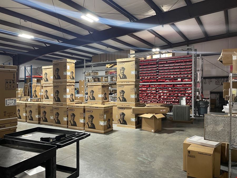 ±8,280 SF Warehouse Building with Showroom | Lease
