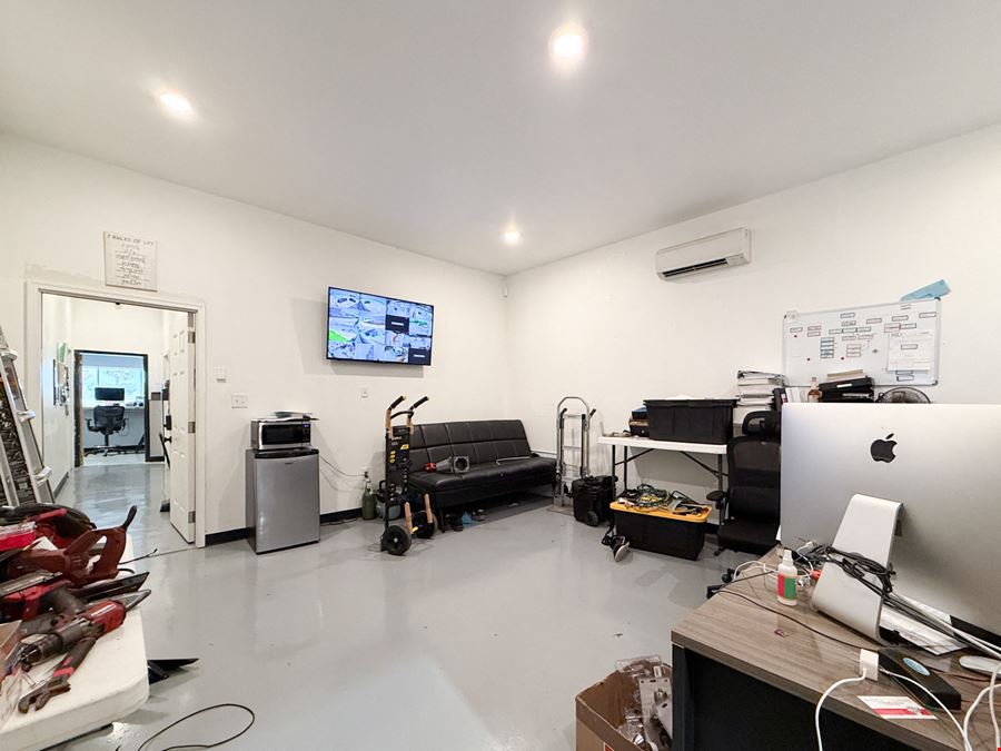Retail Showroom / Warehouse with I-10 Visibility