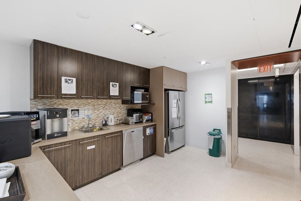 20 Queen St W