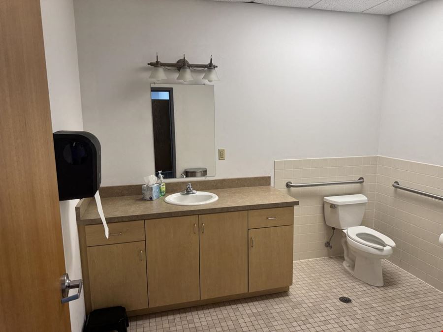 SUBLEASE. Highland Park - Snelling Avenue Retail Center