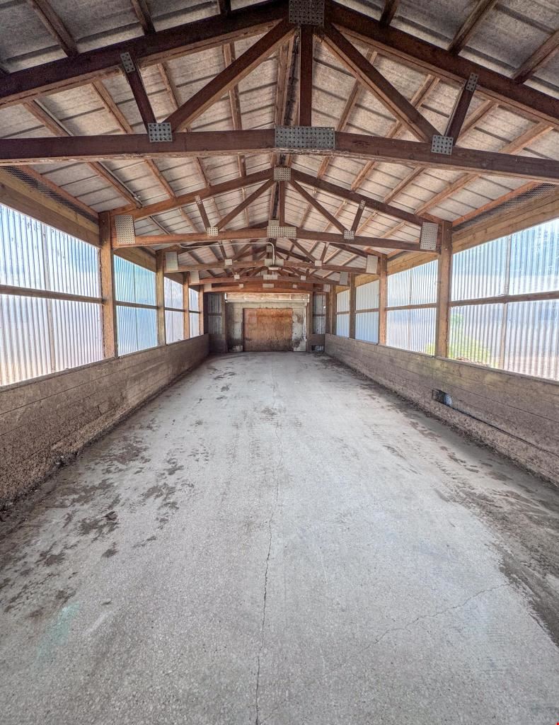 Large Industrial Warehouse with Flexible Layout & High-Capacity Doors