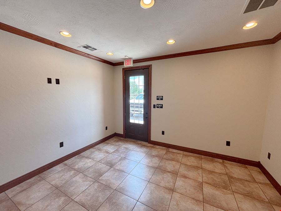 FOR LEASE: 1,301 SF EXECUTIVE OFFICE CONDO