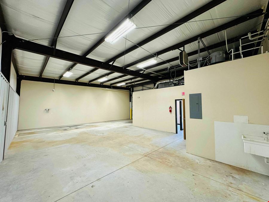 1,500 SF Warehouse / Office Space For Lease in Southeast Springfield