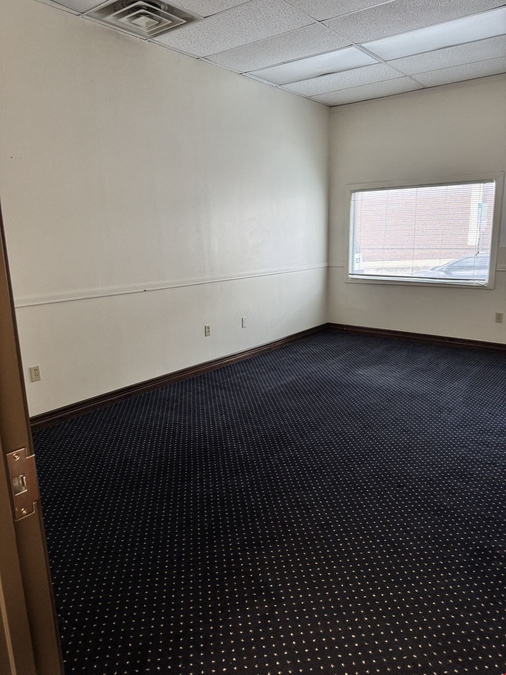 121 W Hickory