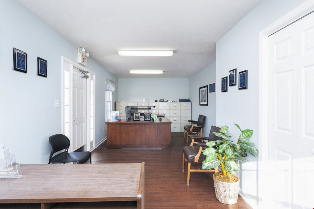 NICE OFFICE SUITE AVAILABLE IN HIGH TRAFFIC LOCATION